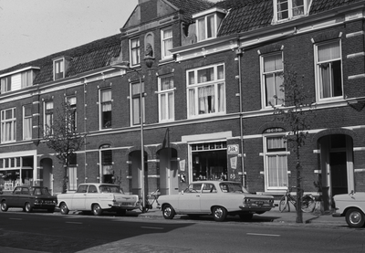 20482 Gezicht op de voorgevels van de huizen Jan Pieterszoon Coenstraat 123 (rechts) -129 te Utrecht.N.B. De officiële ...